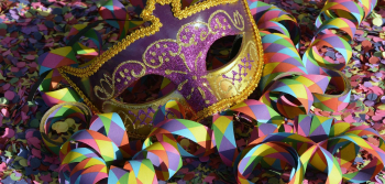 Zdjęcie maski karnawałowej i serpentyn.