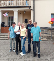 Mieszkańcy Domu na majówce w DPS w Słupi.