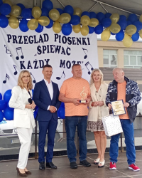 Mieszkańcy Domu na Przeglądzie Piosenki w WTZ w Sędku.