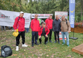 Mieszkańcy Domu podczas biegów przełajowych w Tokarni.