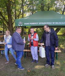 Mieszkańcy Domu na zawodach wędkarskich.