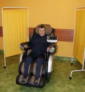 Sala fizykoterapii - mieszkaniec podczas zabiegu na fotelu do masażu