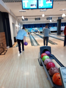 Wyjazd mieszkańców Domu na kręgle.