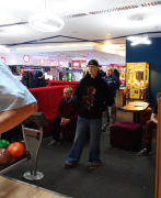 Wyjazd mieszkańców Domu na kręgle.