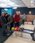 Wyjazd mieszkańców Domu na kręgle.