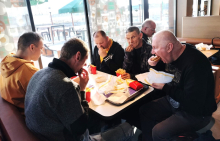 Wyjazd mieszkańców Domu na kręgle.