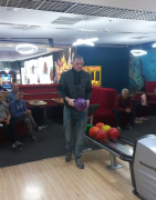 Mieszkańcy Domu w kręgielni.