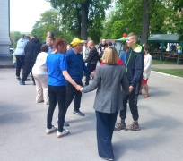 Mieszkańcy Domu na zabawie majówkowej w DPS w Bejscach.