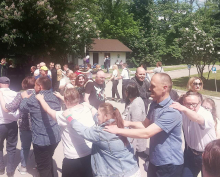 Mieszkańcy Domu na zabawie majówkowej w DPS w Bejscach.