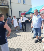 Mieszkańcy Domu na majówce w DPS w Słupi.