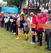 Drużyna z naszgo Domu na Turnieju Piłki Nożnej w Gnojnie.