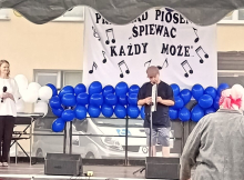 Mieszkańcy Domu na Przeglądzie Piosenki w WTZ w Sędku.