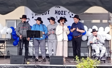 Mieszkańcy Domu na Przeglądzie Piosenki w WTZ w Sędku.