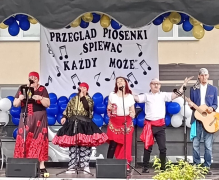 Mieszkańcy Domu na Przeglądzie Piosenki w WTZ w Sędku.