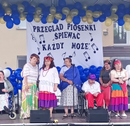 Mieszkańcy Domu na Przeglądzie Piosenki w WTZ w Sędku.