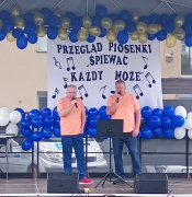 Mieszkańcy Domu na Przeglądzie Piosenki w WTZ w Sędku.