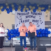 Mieszkańcy Domu na Przeglądzie Piosenki w WTZ w Sędku.