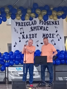 Mieszkańcy Domu na Przeglądzie Piosenki w WTZ w Sędku.