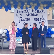Mieszkańcy Domu na Przeglądzie Piosenki w WTZ w Sędku.