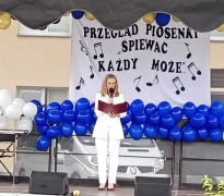 Mieszkańcy Domu na Przeglądzie Piosenki w WTZ w Sędku.