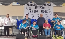 Mieszkańcy Domu na Przeglądzie Piosenki w WTZ w Sędku.