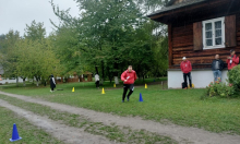 Mieszkańcy Domu podczas biegów przełajowych w Tokarni.