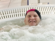 Mieszkańcy na basenie w Morawicy.